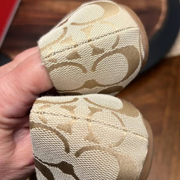 EUC - Preloved Coach Onida Flats, Size 7M US. - Picture 11 of 16